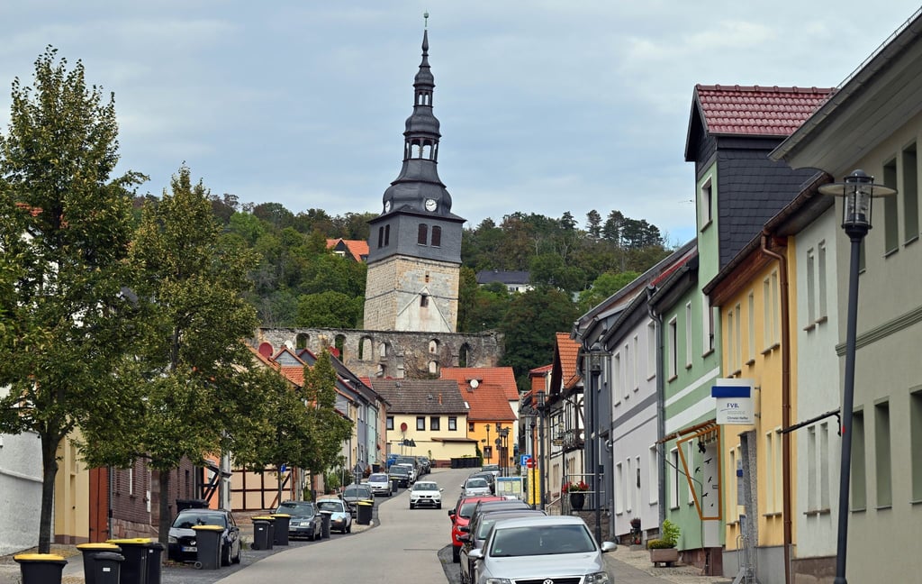 Die Ruine der Kirche "Unser Lieben Frauen am Berge", auch Oberkirche genannt, hat einen schiefen Turm.