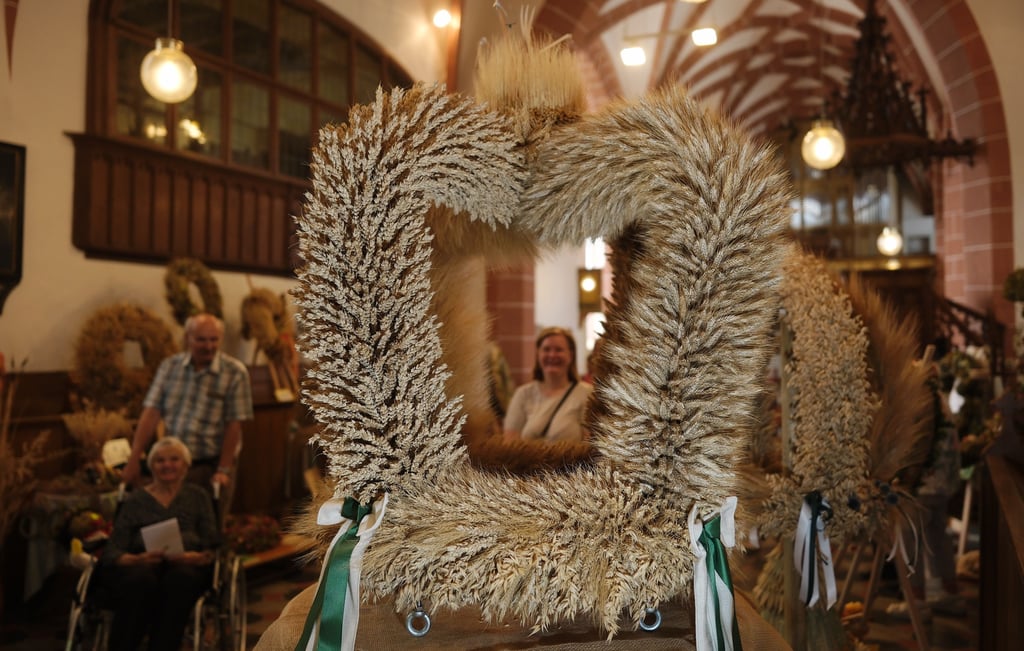 In den Kirchen werden jetzt wieder Erntedankgottesdienste gefeiert. Die Erntekrone gehört dabei dazu.