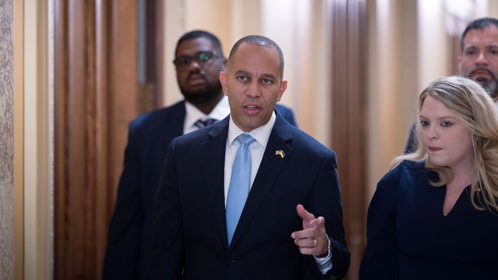 Der oberste Demokrat im US-Repräsentantenhaus, Hakeem Jeffries, übt harsche Kritik an den Republikanern.
