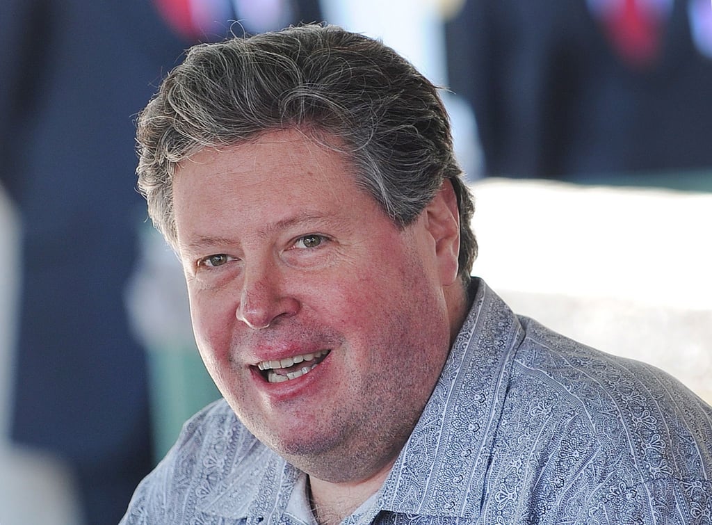Der US-Tenor Stephen Gould spricht während einer Pressekonferenz.
