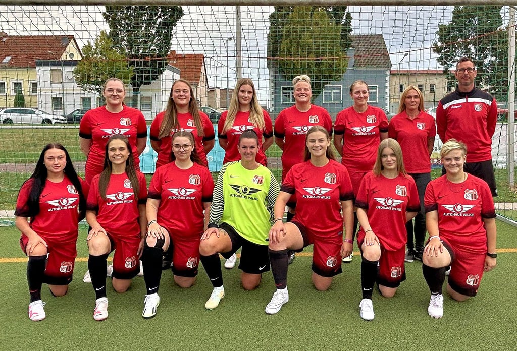 Diese Magdeburger Frauen spielen in der Frauenmannschaft bei Germania Olvenstedt. Insgesamt besteht das Team aus 17 Mitgliedern. Trainiert werden sie von Madeline Schott und Co-Trainer David Schäfer.