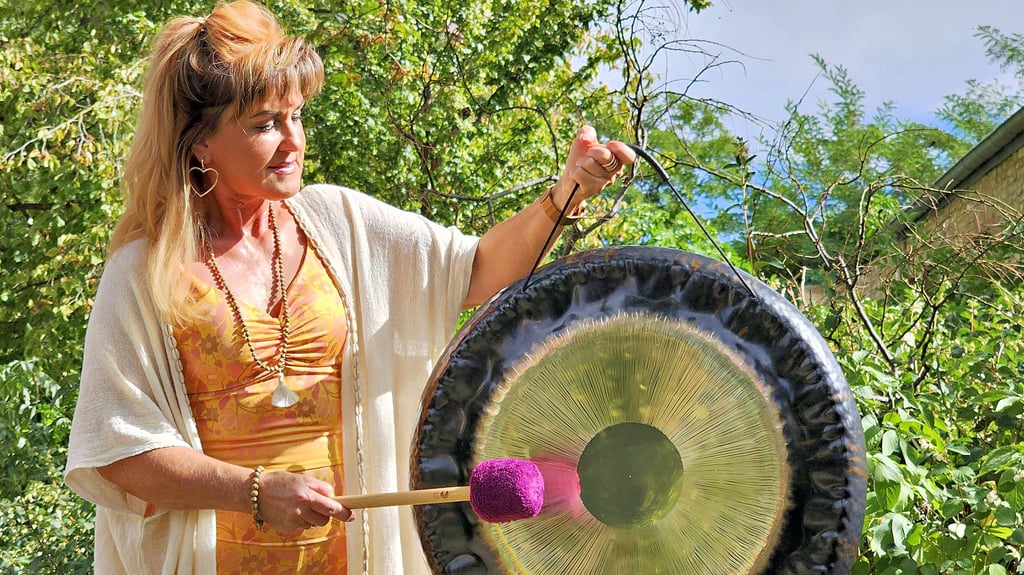 Katharina Hesse mit ihrem Gong.
