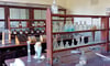 Blick in das historische Chemielabor im Hegel-Gymnasium. Das Mobiliar ist noch im Original erhalten. 