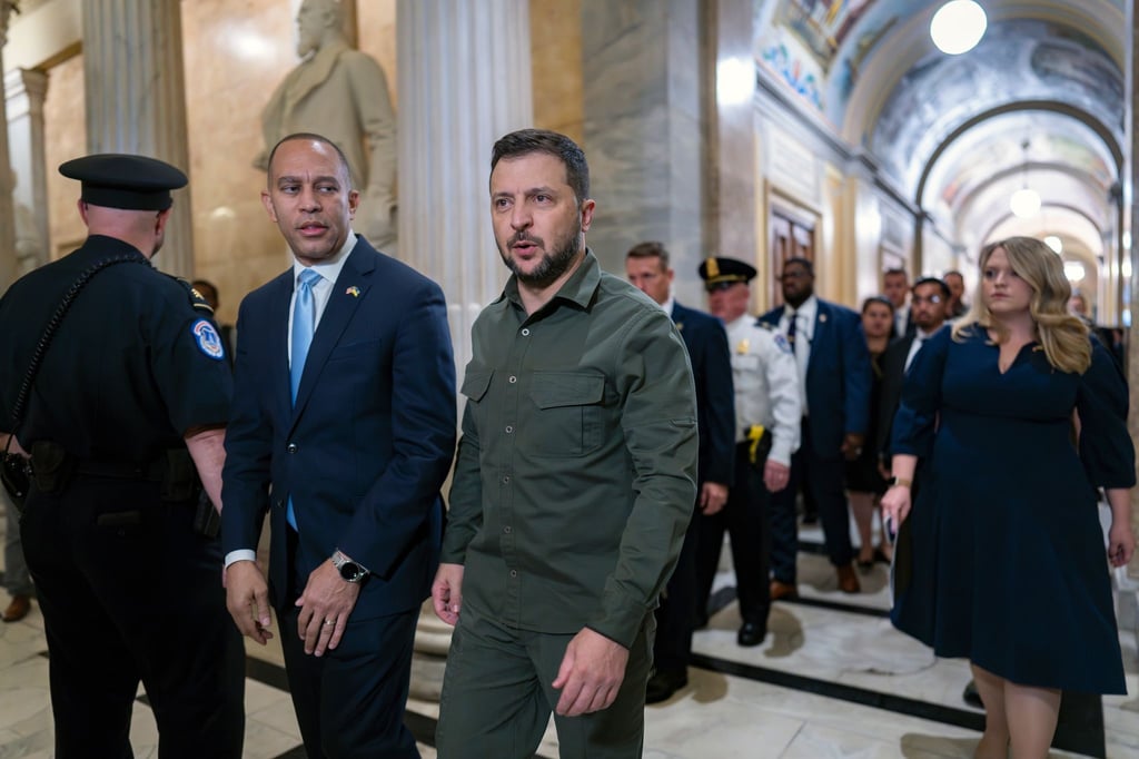 Hakeem Jeffries (2.v.l), Minderheitenführer des US-Repräsentantenhauses, begrüßt Wolodymyr Selenskyj im Kapitol.
