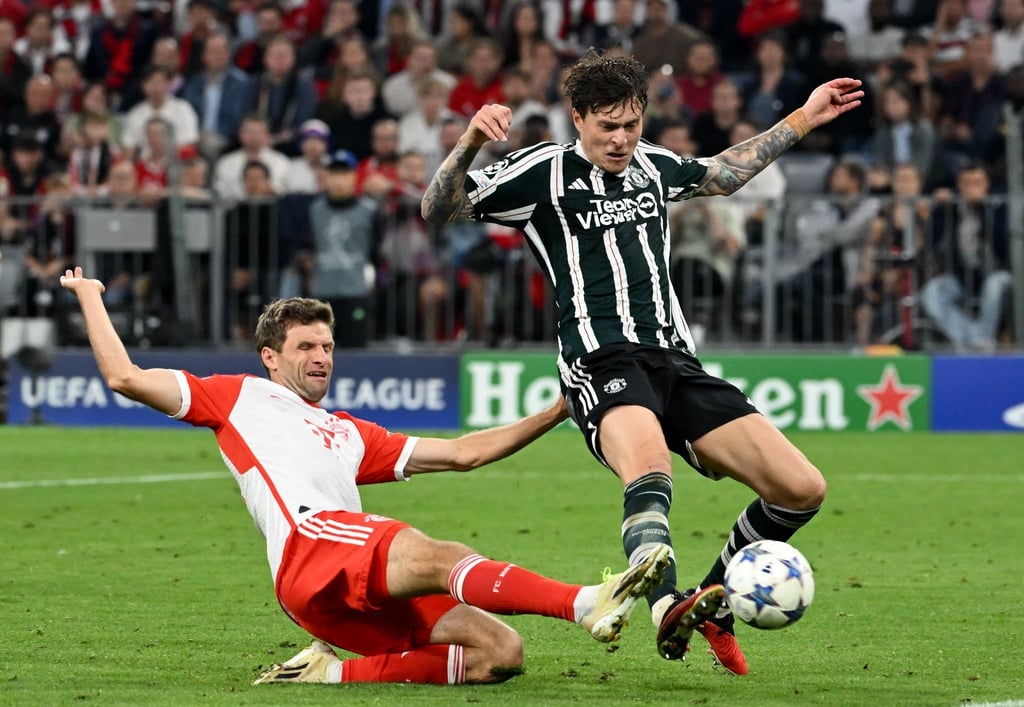 Bayerns Thomas Müller (l) und Manchesters Victor Lindelöf kämpfen um den Ball.