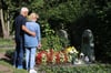 Am Grab ihrer Tochter will das Ehepaar B. trauern, doch nun gehen sie mit Angst auf den Friedhof.
