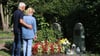 Am Grab ihrer Tochter will das Ehepaar B. trauern, doch nun gehen sie mit Angst auf den Friedhof.