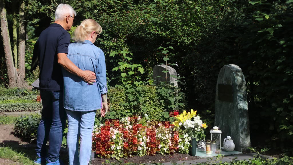 Am Grab ihrer Tochter will das Ehepaar B. trauern, doch nun gehen sie mit Angst auf den Friedhof.
