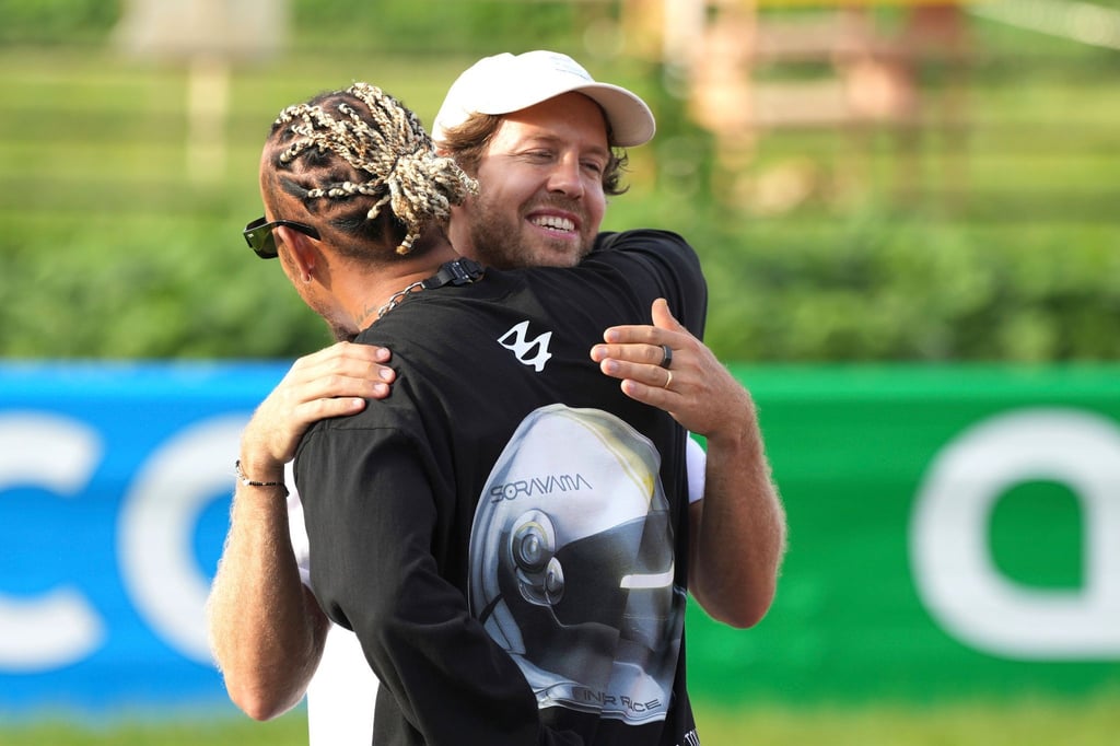 Lewis Hamilton (vorne) und Sebastian Vettel begrüßen sich im Rahmen des „Buzzin' Corner“-Projekt, dass das Bewusstsein für die Artenvielfalt schärfen soll.