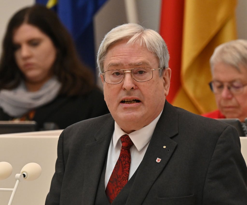 Brandenburgs Wirtschafsminister Jörg Steinbach spricht in einer Debatte der Landtagssitzung.