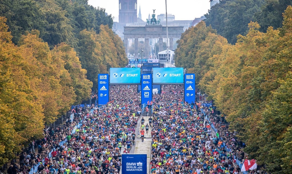 Die Läufer der ersten Welle starten auf der Straße des 17. Juni zum BMW Berlin Marathon.