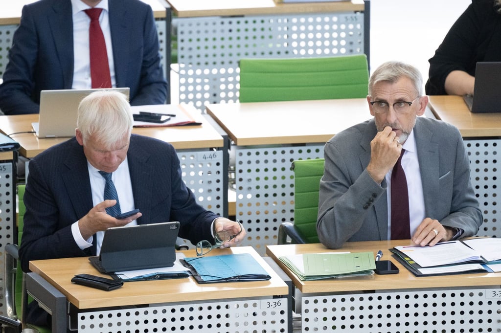 Hartmut Vorjohann (l, CDU), Finanzminister von Sachsen, Armin Schuster (CDU), Innenminister von Sachsen, nehmen an der aktuellen Debatte im Landtag teil.