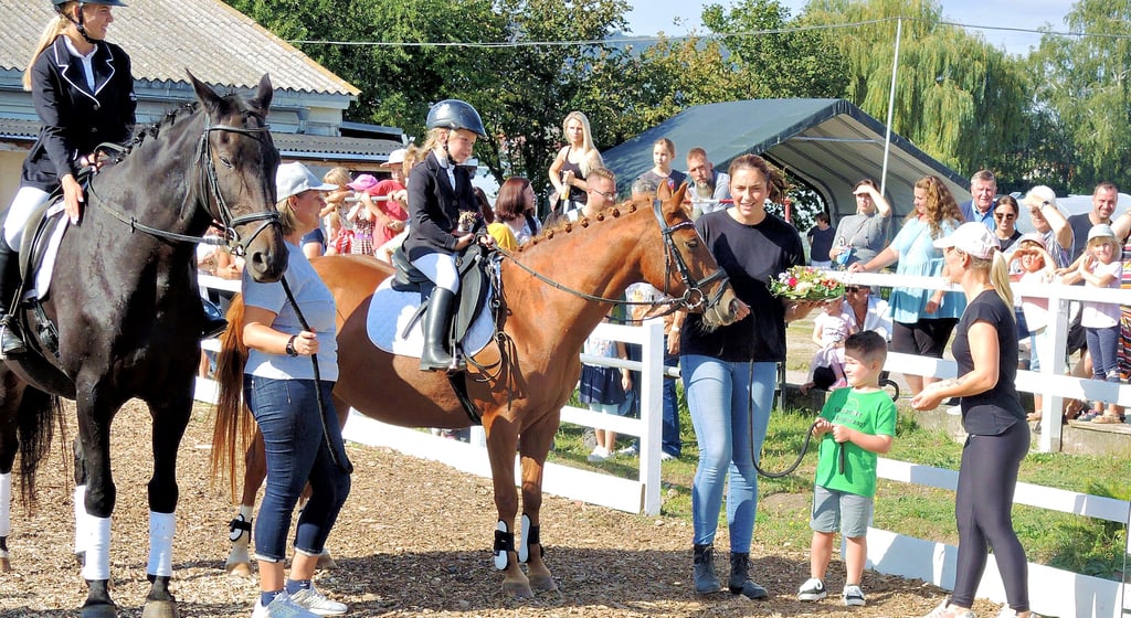 Die erst sechsjährige Lotte Magnus auf Ziva ist die erfolgreichste jüngste Reitsportlerin des Blankenburger Naturfreunde- und Pferdesportvereins.