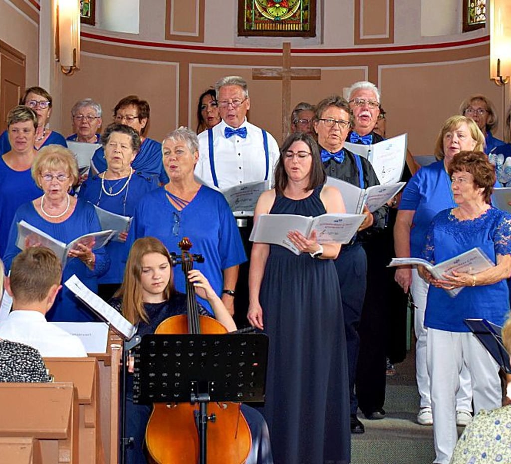 Der Gemischte Chor Gerwisch möchte am 8. Dezember zum Adventskonzert in Lentges Saal auftreten. Das Bild zeigt Teile des Chores bei von einem Benefizkonzert.