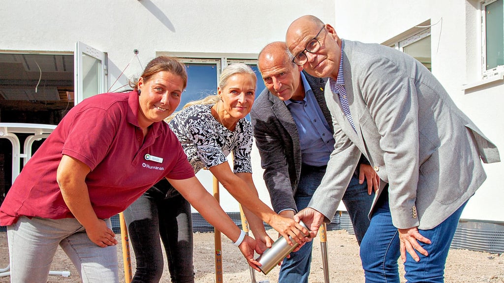 Pflegedienstleiterin Daniela Wolff (l.), stellvertretender Bürgermeister Marko Kohlrausch (2.v.r.) und die Humanas-Geschäftsführer Ina Kadlubietz und Jörg Biastoch beim Versenken der Zeitkapsel am neuen Wohnpark.