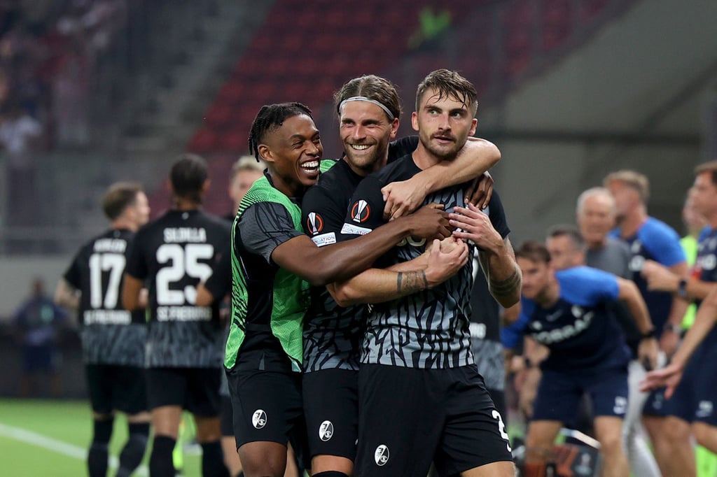Maximilian Philipp (r) sicherte Freiburg bei Olympiakos den Sieg.