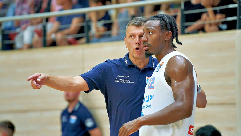 Der MBC um Coach Predrag Krunic (l.) und Zugang Jonathan Stove startet am Wochenende in die Saison.