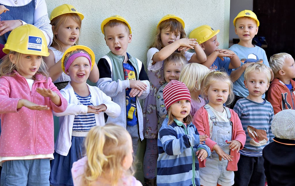 „Stein auf Stein, Stein auf Stein, das Häuschen wird bald fertig sein“ hieß es in dem Handwerkerlied, das die Kinder vor der Einweihung der neuen Werkstatt voller Begeisterung sangen.