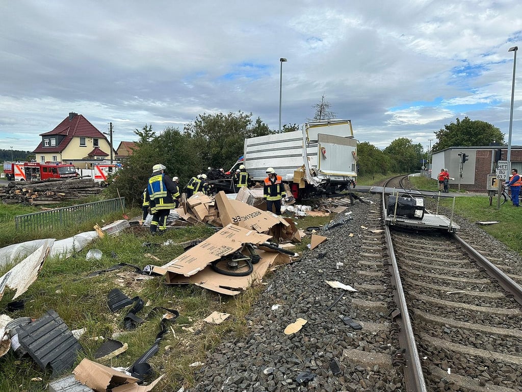 Ein Lastwagen ist im Eichsfeld an einem Bahnübergang mit einem Zug zusammengestoßen.