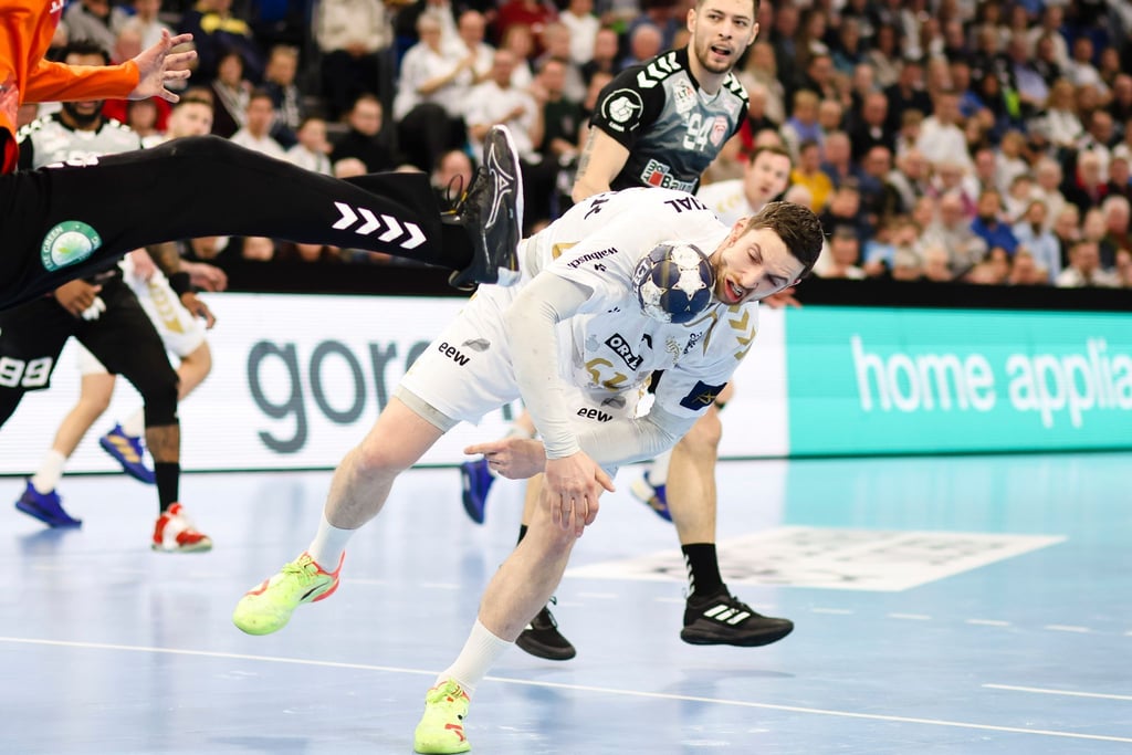 Kiels Hendrik Pekeler (r) feierte gegen Szeged sein Comeback.