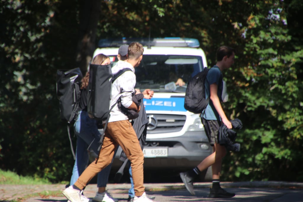 Schulweg unter Polizeischutz: Sei dem 11. September zeigen die Beamten verstärkt Präsenz.
