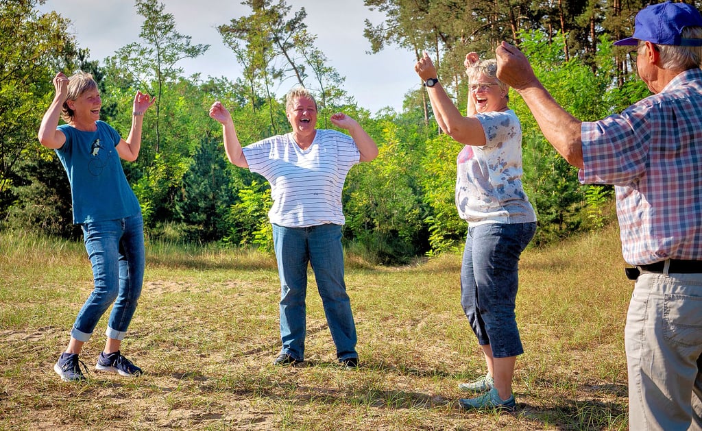 Kursleiterin Gerda Arpke (v. l.), Birgit Steeger, Elke Unterdörfer und Bernhard sind wöchentlich beim Lachyoga am AWG-See in Gommern anzutreffen.