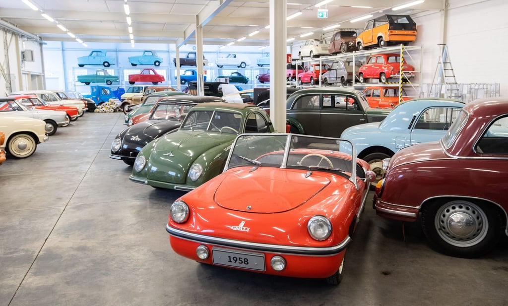Autos stehen im „PS.Depot Kleinwagen“ vom Automuseum „PS Speicher“.