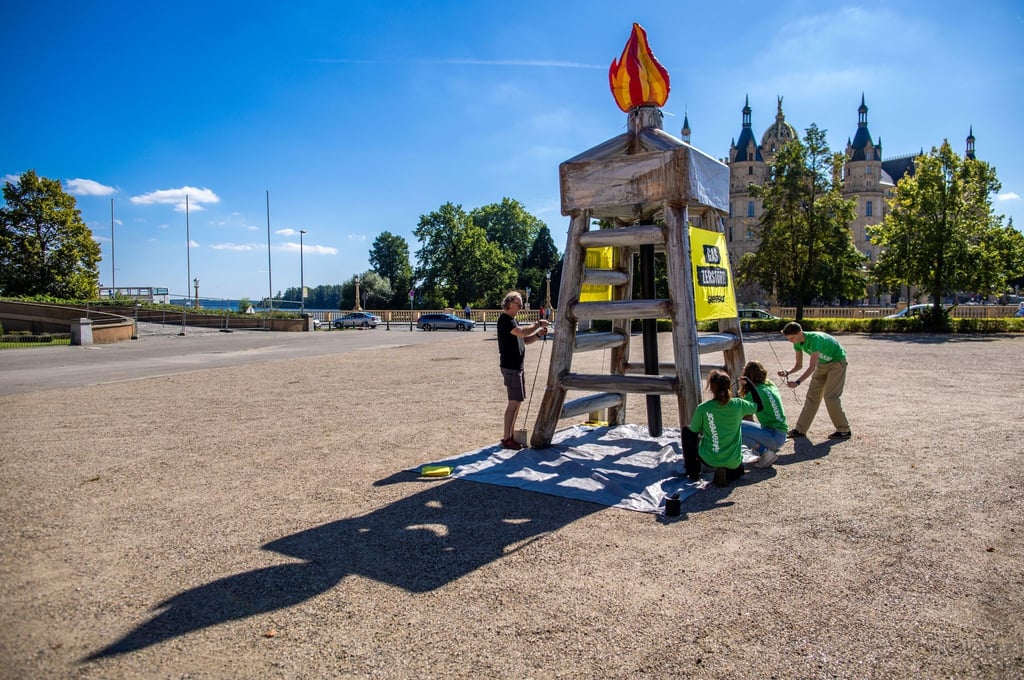 Aktivisten von Greenpeace stellen in Schwerin einen symbolischen Bohrturm auf und protestieren damit gegen die Erweiterung der LNG-Terminals.