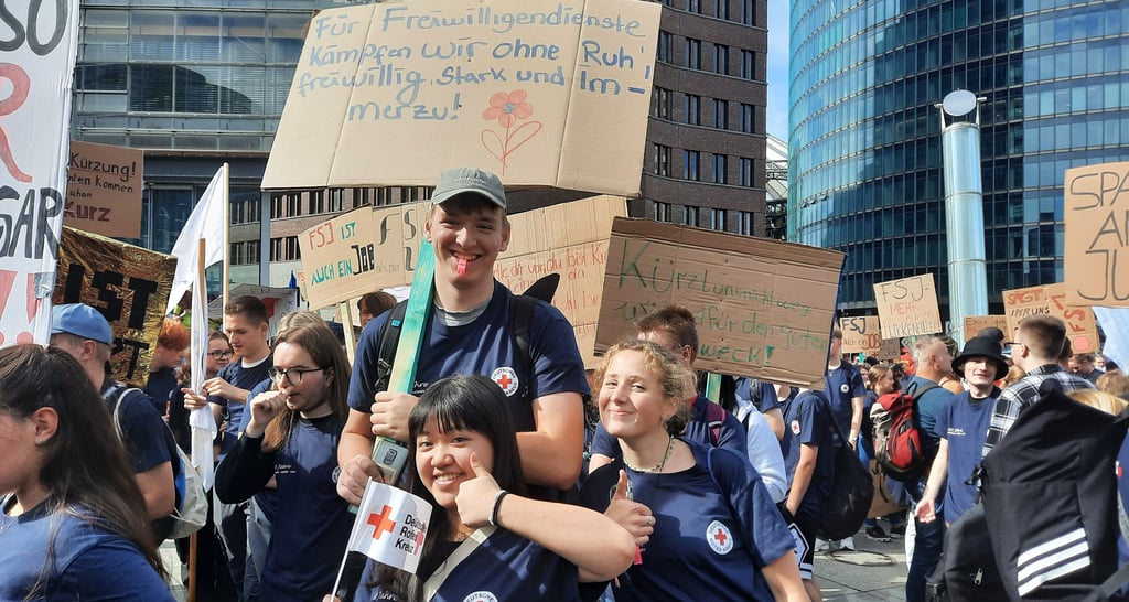 Freiwilligendienst-Protest in Berlin. Hier Teilnehmer vom Roten Kreuz aus Sachsen-Anhalt.
