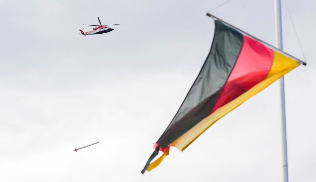 Ein Hubschrauber fliegt im Harz mit einem QAMT System mit hochempfindlichen Magnetfeldsensoren.