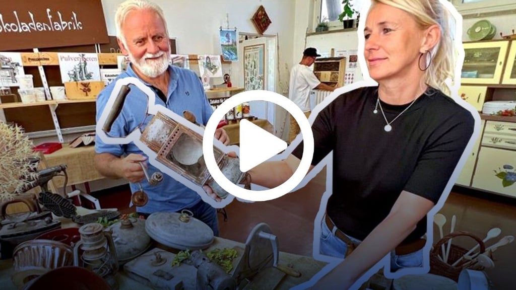 Frank Larisch und Isabell Felgenträger vom Verein Bildung und Arbeit suchen Ware für den 2. Antik- und Flohmarkt im Naturhof Zellewitz heraus.