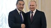 Wladimir Putin und empfängt Chinas Außenminister Wang Yi im Konstantin-Palast in St. Petersburg.