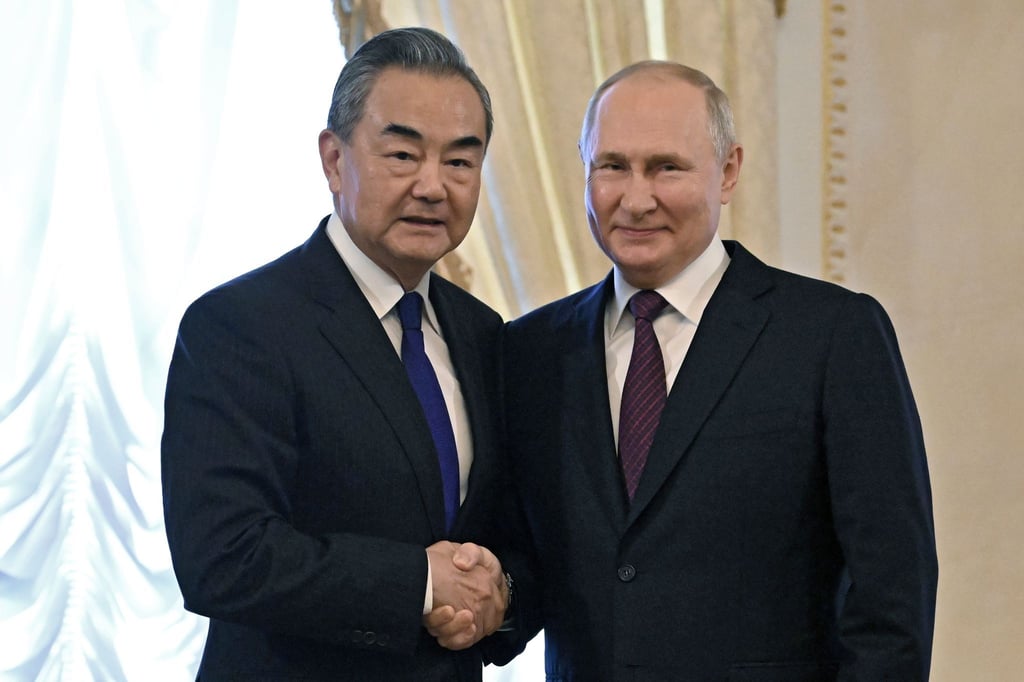 Wladimir Putin und empfängt Chinas Außenminister Wang Yi im Konstantin-Palast in St. Petersburg.