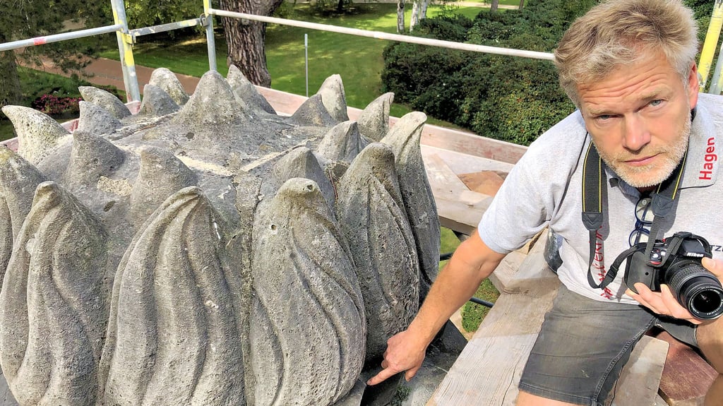 Hagen Penk, Restaurator im Handwerk, begutachtet zunächst die Schäden am Radfahrer-Denkmal in Bad Schmiedeberg.