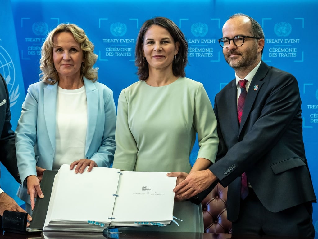 Umweltministerin Steffi Lemke (l) und Außenministerin Annalena Baerbock mit Sebastian Unger, Meeresbeauftragter der Bundesregierung, nach der Unterzeichnung des Meeresschutzabkommens.