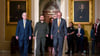 Wolodymyr Selenskyj (M) traf sich in Washington unter anderem mit Mitch McConnell (l), Minderheitsführer im Senat, und Chuck Schumer (r), Mehrheitsführer im Senat