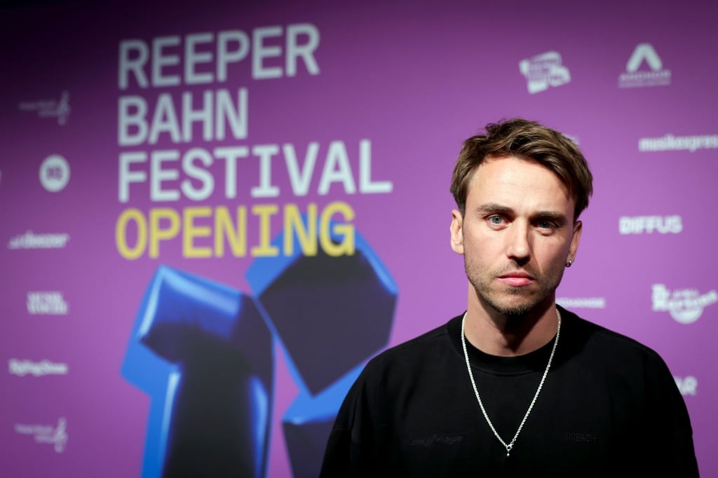 Clueso, Sänger und Musiker, kommt zur Eröffnung über den roten Teppich.