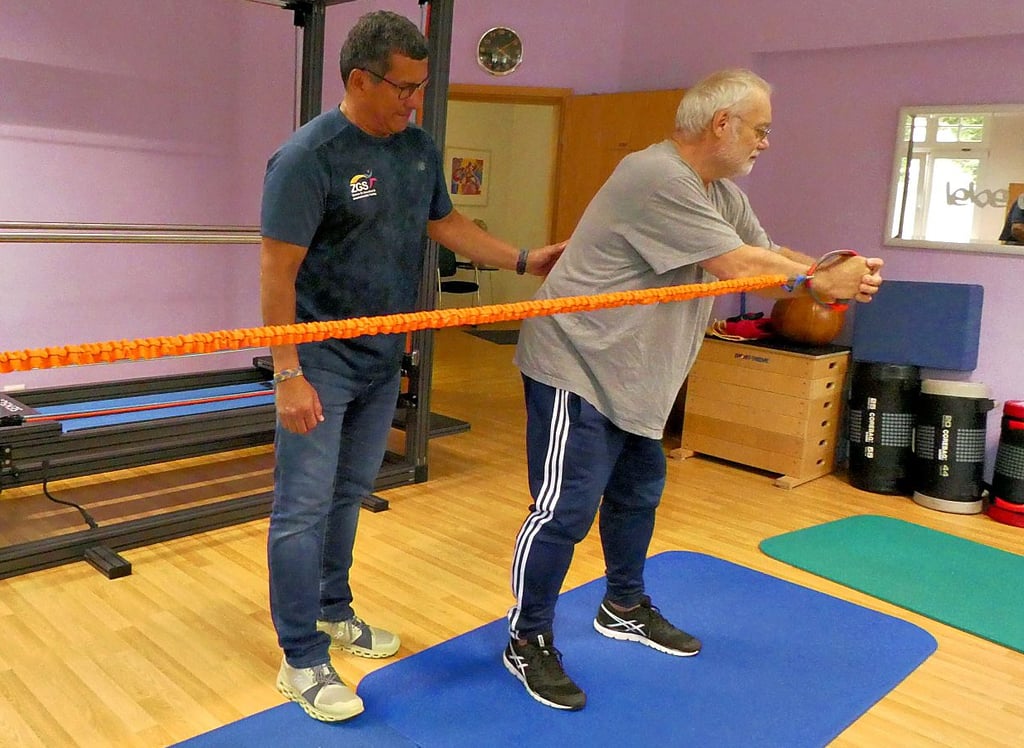 Samir Ruiz (links) bei einer Übung mit einem seiner Kunden im Zentrum für Gesundheit und sensomotorisches Training.