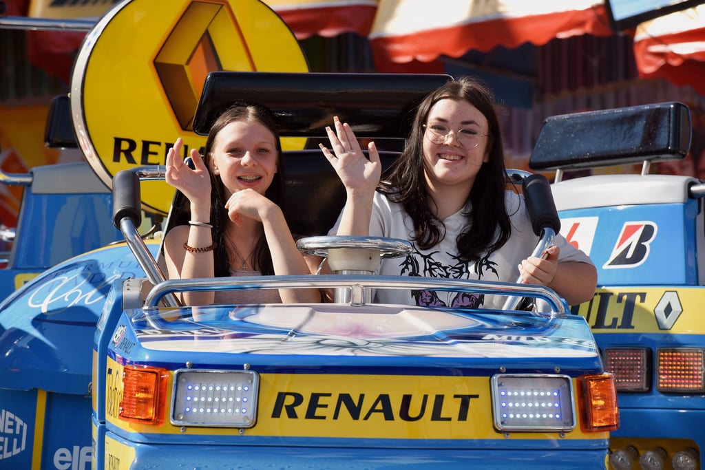 Etwa die Hälfte der Schausteller vom Wiesenmarkt wird auch auf der Kleinen Wiese stehen. Hier Joyce und Amy bei einer Karussellfahrt.