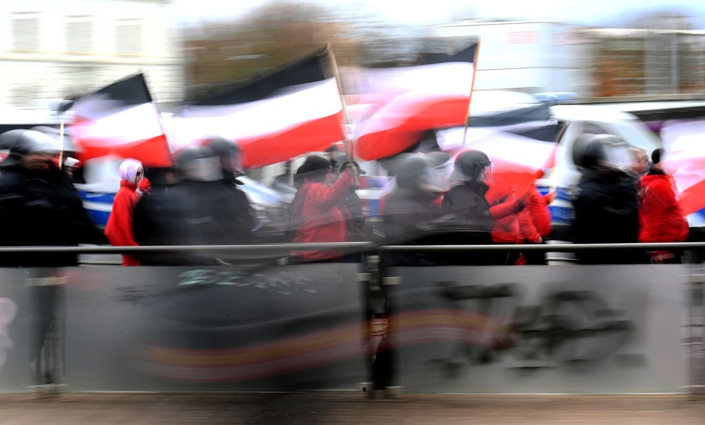 Teilnehmer einer Neonazi-Demonstration werden von der Polizei begleitet (Symbolbild).