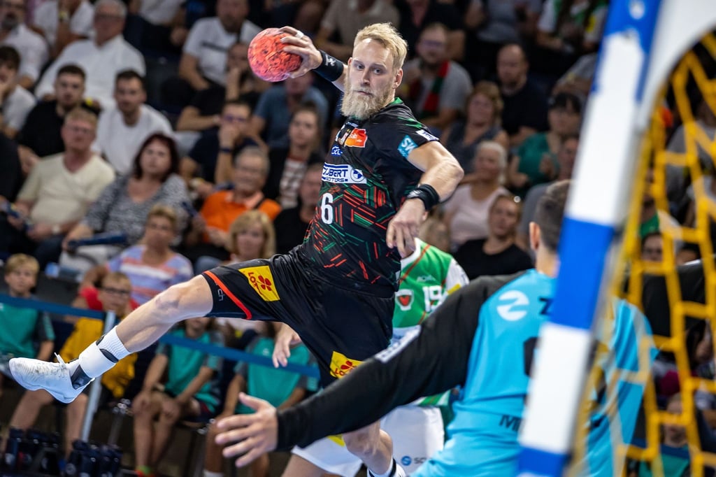 Matthias Musche von SC Magdeburg wirft den Ball auf das Tor.