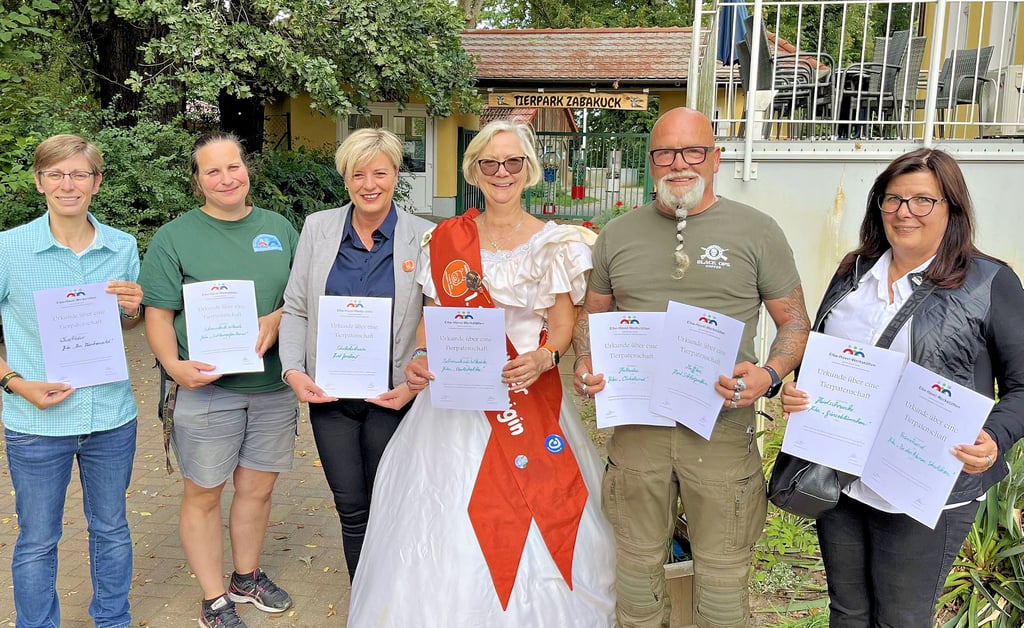 Patenschaften machen es möglich, die Bewohner des Tierparks Zabakuck weiterhin gut versorgt zu wissen. Susann Wickert (links) und Wolfgang Koch (2. von rechts) von der Boreas Energie Gesellschaft sine engagiert dabei. Tierparkleiterin Juliane Reimann (von links), Bürgermeisterin Cathleen Lüdicke, Tierparkkönigin Sieglinde Göbel und Cornelia Unger freut das.