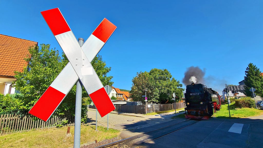 Sicherheitsrisiko in der Wernigerode - dieser Bahnübergang der Harzer Schmalspurbahnen hat noch keine Schranken.