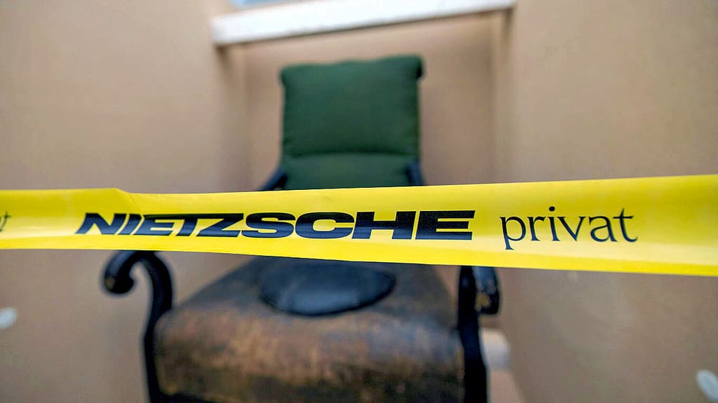 Aus Nietzsches Sterbezimmer: zum Nachtstuhl umgebauter Sessel