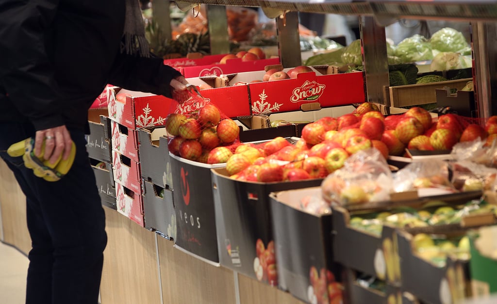 Zwei Männer haben in einem Supermarkt in Halle Waren gestohlen.