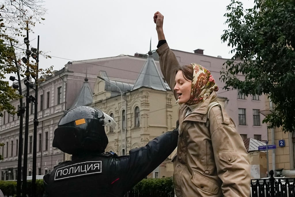 Eine Demonstrantin protestiert in Moskau gegen die Teilmobilisierung wegen des Angriffskriegs gegen die Ukraine.