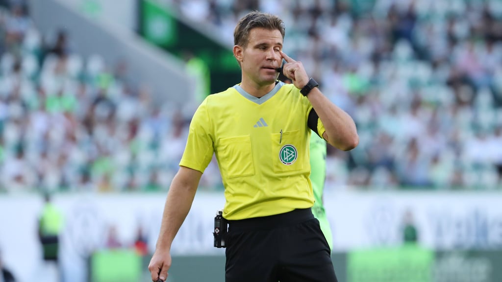 Ein Routinier an der Pfeife: Schiedsrichter Felix Brych wird das Spiel des 1. FC Magdeburg gegen den SC Paderborn leiten.