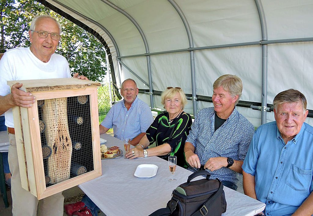 Als Dankeschön für ihre Vereinsunterstützung übergab Hans Klingner (links) Brigitte und Horst Eue ein extra gebautes Insektenhotel für deren Gartenanlage in Wienrode.