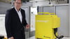 Uwe Ahrens, Vorstand Altech Advanced Materials, steht vor einer einer Festkörper-Batterie im Fraunhofer IKTS.