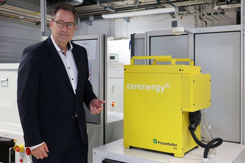 Uwe Ahrens, Vorstand Altech Advanced Materials, steht vor einer einer Festkörper-Batterie im Fraunhofer IKTS.